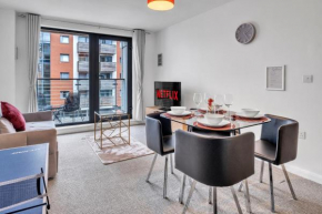 Ping Pong - City Centre Suite - Close to Mailbox Netflix, King size bed, Toiletries & WIFI - SLEEPS 4